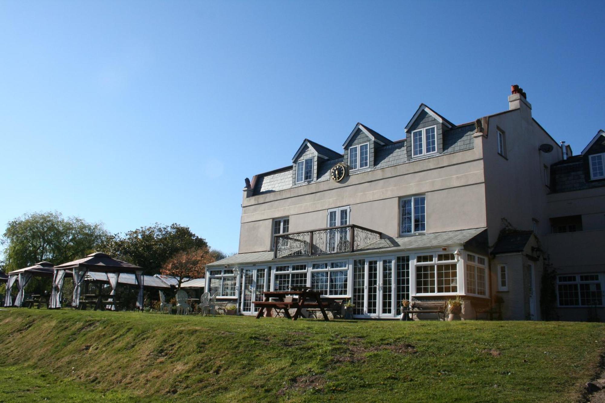 Great Trethew Hotel - Self Catering Lodges - Bar & Restaurant Liskeard Exterior photo