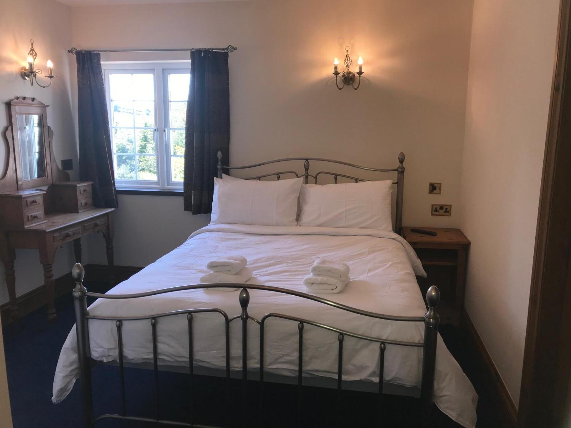 Great Trethew Hotel - Self Catering Lodges - Bar & Restaurant Liskeard Room photo